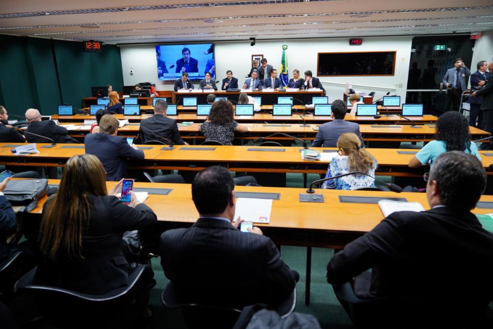 Comissão de Previdência aprovou projeto de lei que prevê piso de R$ 5,5 mil para profissionais de assistência social. Foto: Pablo Valadares/Agência Câmara