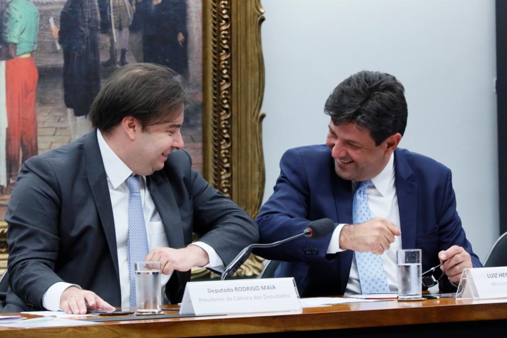 Rodrigo Maia e Luiz Henrique Mandetta se cumprimentam em comissão-geral que debate ações de prevenção e consequências do coronavírus no Brasil.[fotografo] Luis Macedo/Câmara dos Deputados [/fotografo]