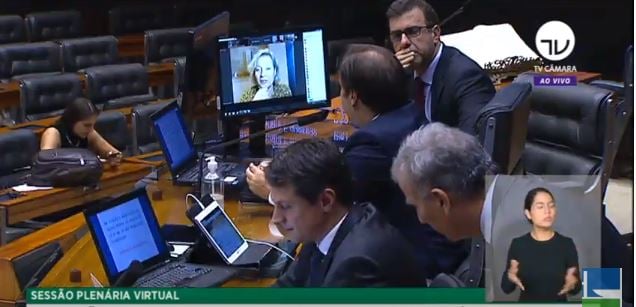 Deputado Marcelo Freixo conversando com o presidente da Câmara, Rodrigo Maia [fotografo] Reprodução / TV Câmara [/fotografo]