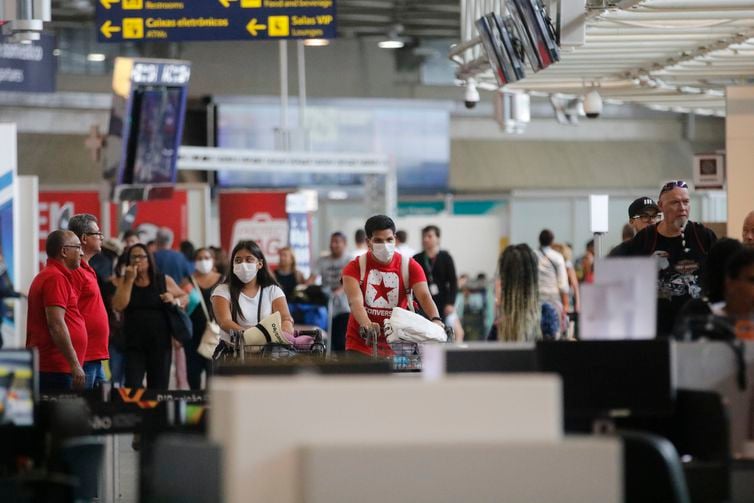 Passageiros e funcionários circulam vestindo máscaras contra o novo coronavírus (Covid-19) no Aeroporto Internacional Tom Jobim- Rio Galeão