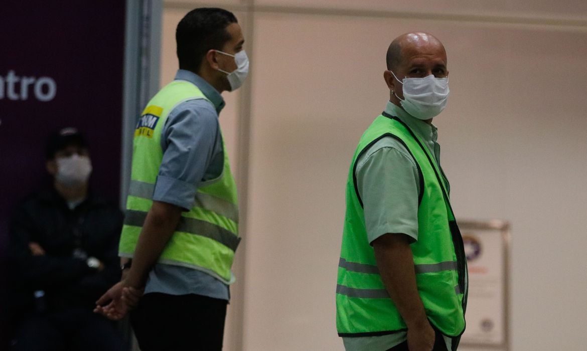 Funcionários do Aeroporto Internacional Tom Jobim - Rio Galeão circulam vestindo máscaras contra o novo coronavírus (Covid-19) [fotografo]Fernando Frazão/Agência Brasil[/fotografo]