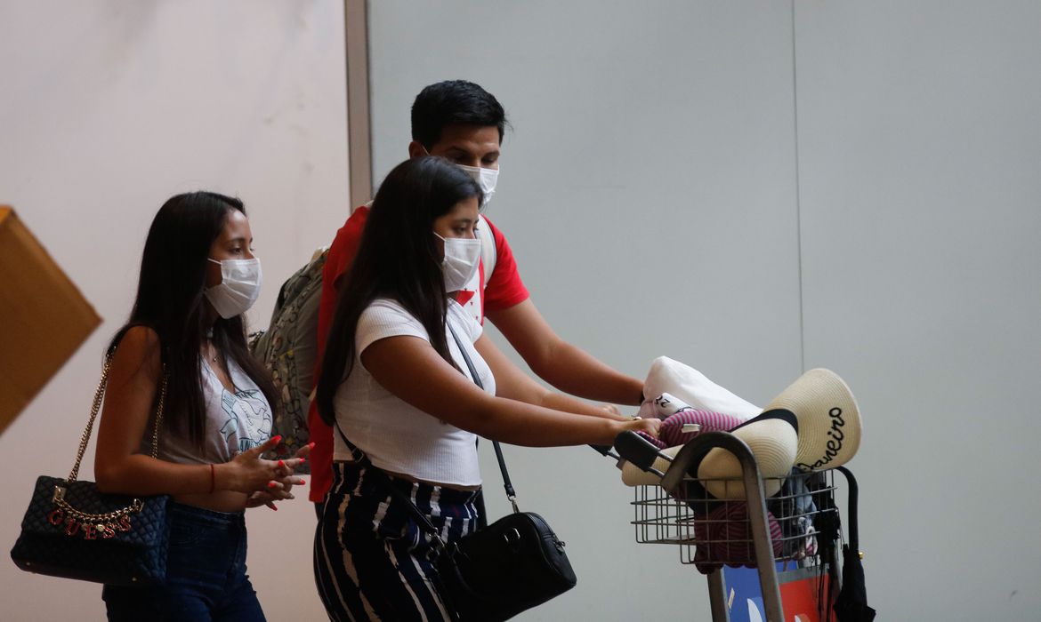 AGU considera que passageiros que se comprometerem a cumprir quarentena não precisam apresentar o passaporte vacinal ao chegar no Brasil. Foto: Fernando Frazão/Agência Brasil