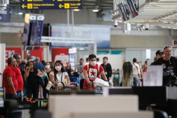 Passageiros e funcionários circulam vestindo máscaras contra o novo coronavírus (Covid-19) no Aeroporto Internacional Tom Jobim- Rio Galeão. [fotografo] Fernando Frazão/Agência Brasil [/fotografo]