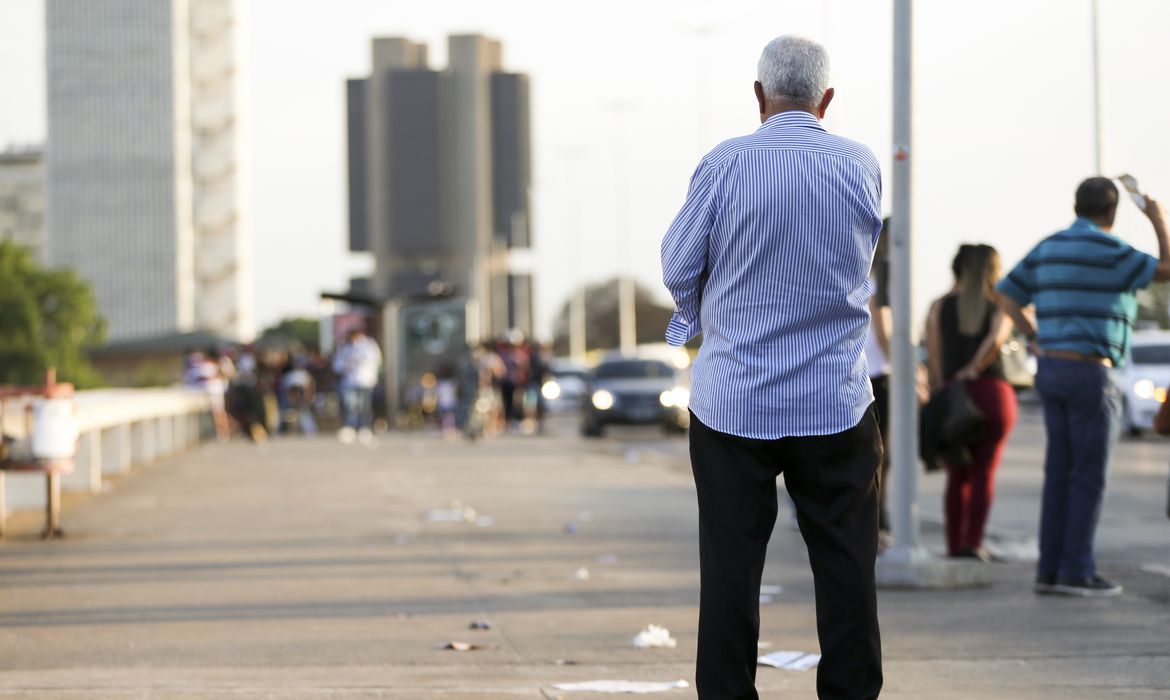 Idoso na região central de Brasília. Foto:  [Marcelo Camargo/ Agência Brasil]