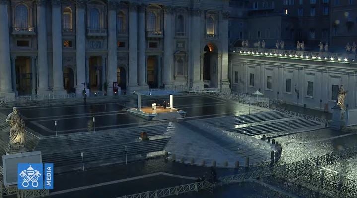 Pela primeira vez na história, Papa reza sozinho na praça São Pedro [fotografo] Reprodução / Vaticano [/fotografo]