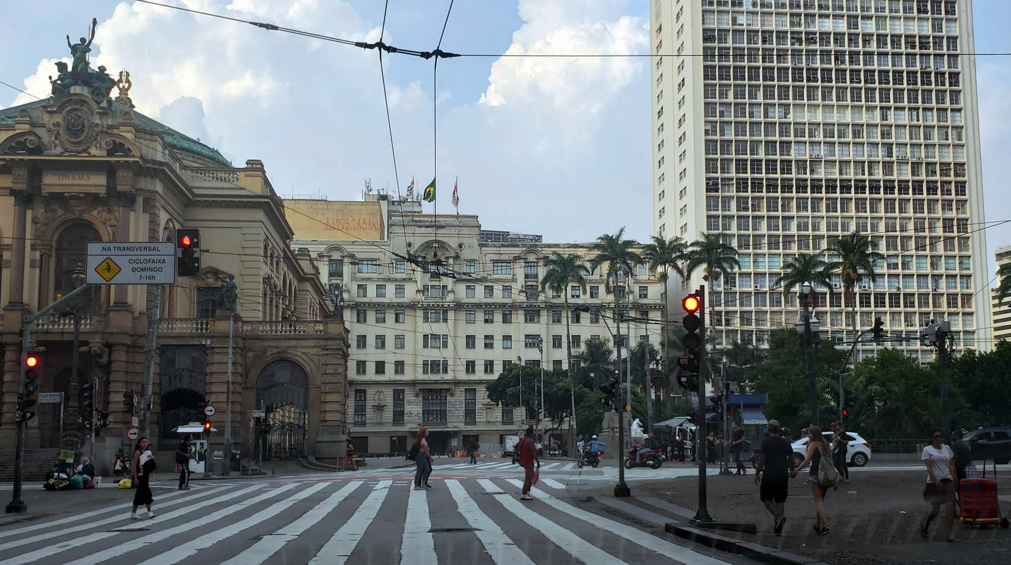 Praça Ramos Azevedo, em São Paulo, passagem de milhares de pessoas às 18 horas. Poucas pessoas por causa do coronavírus[fotografo]Jorge Araujo/Fotos Públicas[/fotografo]