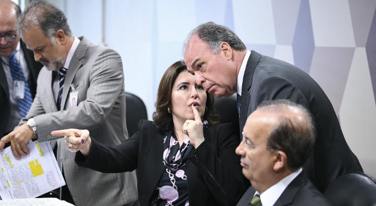 A presidente da Comissão de Constituição e Justiça, senadora Simone Tebet (MDB-MS), e o líder do governo no Senado, Fernando Bezerra Coelho (MDB-PE). [fotografo] Pedro França / Agência Senado [/fotografo].