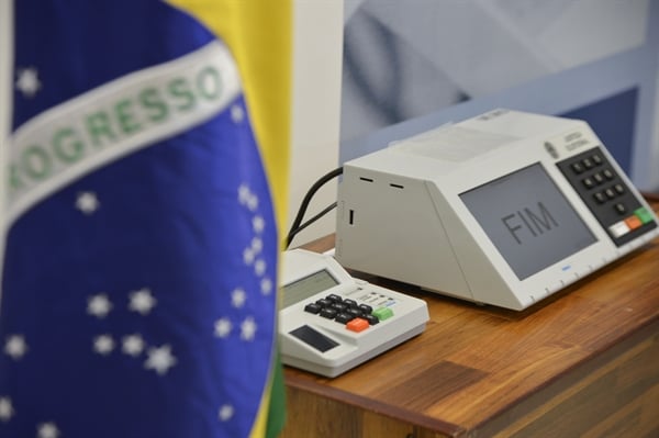 49% confiam e 25% confiam muito nas urnas, contrastando com a minoria de 24% que não confia. Apenas 2% dos entrevistados não sabe ou não quis opinar sobre o tema. Foto: José Cruz/Arquivo/Agência Brasil