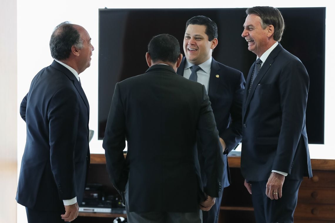 O presidente Jair Bolsonaro e o presidente do Senado, Davi Alcolumbre, tentam chegar um consenso sobre projeto de lei de socorro a estados [fotografo] Agência Brasil [/fotografo]