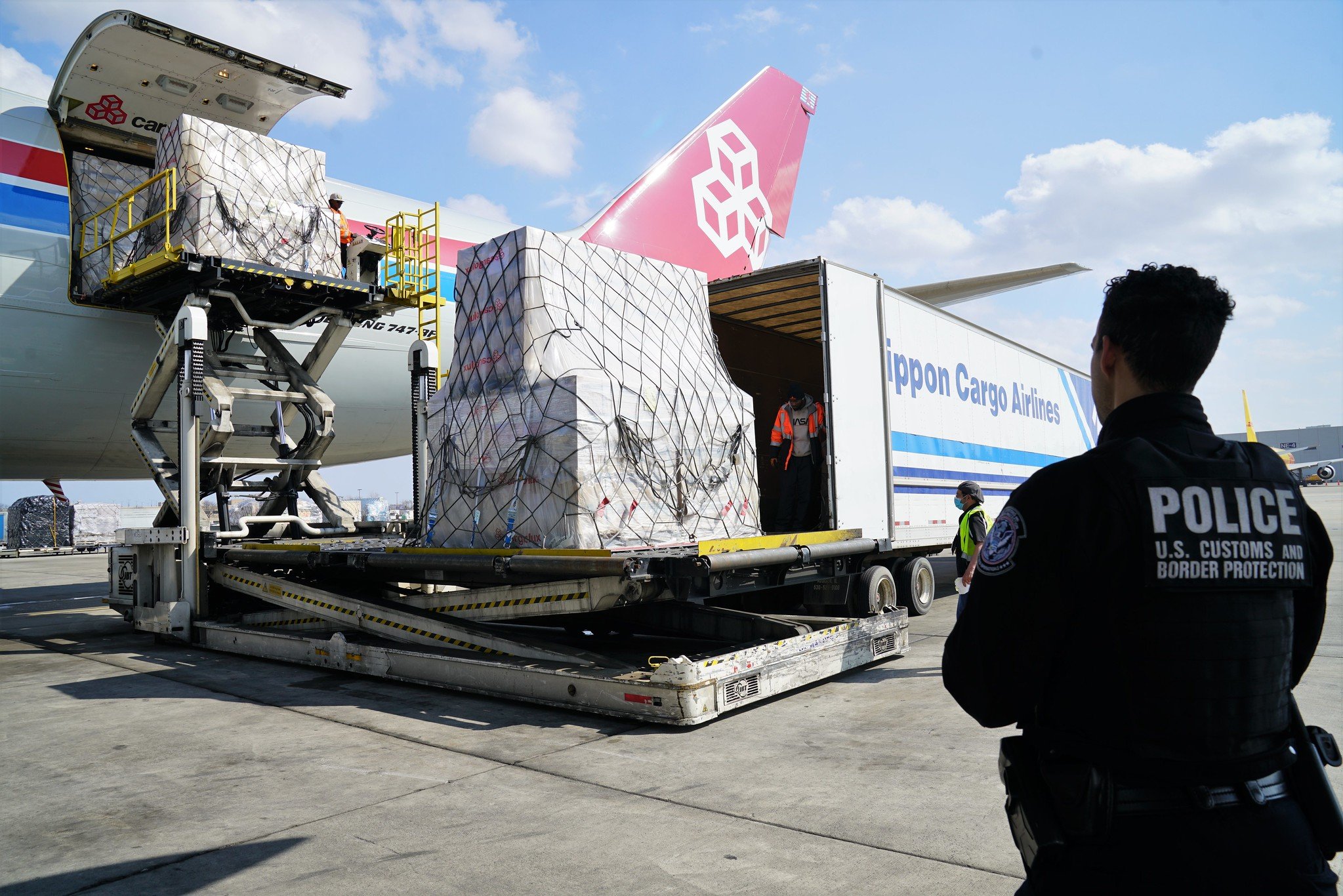 Equipamentos médicos oriundos da China são descarregados no Aeroporto Internacional O'Hare em Chicago, Illinois. [fotografo] Alexis Hall/FEMA REGION V[/fotografo]