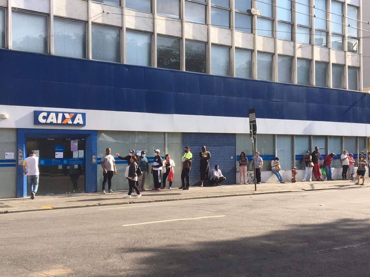 Fila em frente à Caixa para acesso ao auxilio emergencial [fotografo] Djalma Vassão/FotosPublicas
[/fotografo]