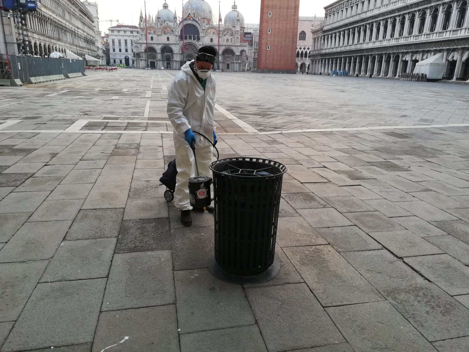 Vazia, cidade de Veneza, na Itália, é limpa em ação de combate ao coronavírus [fotografia] Comune di Venezia [/fotografia]