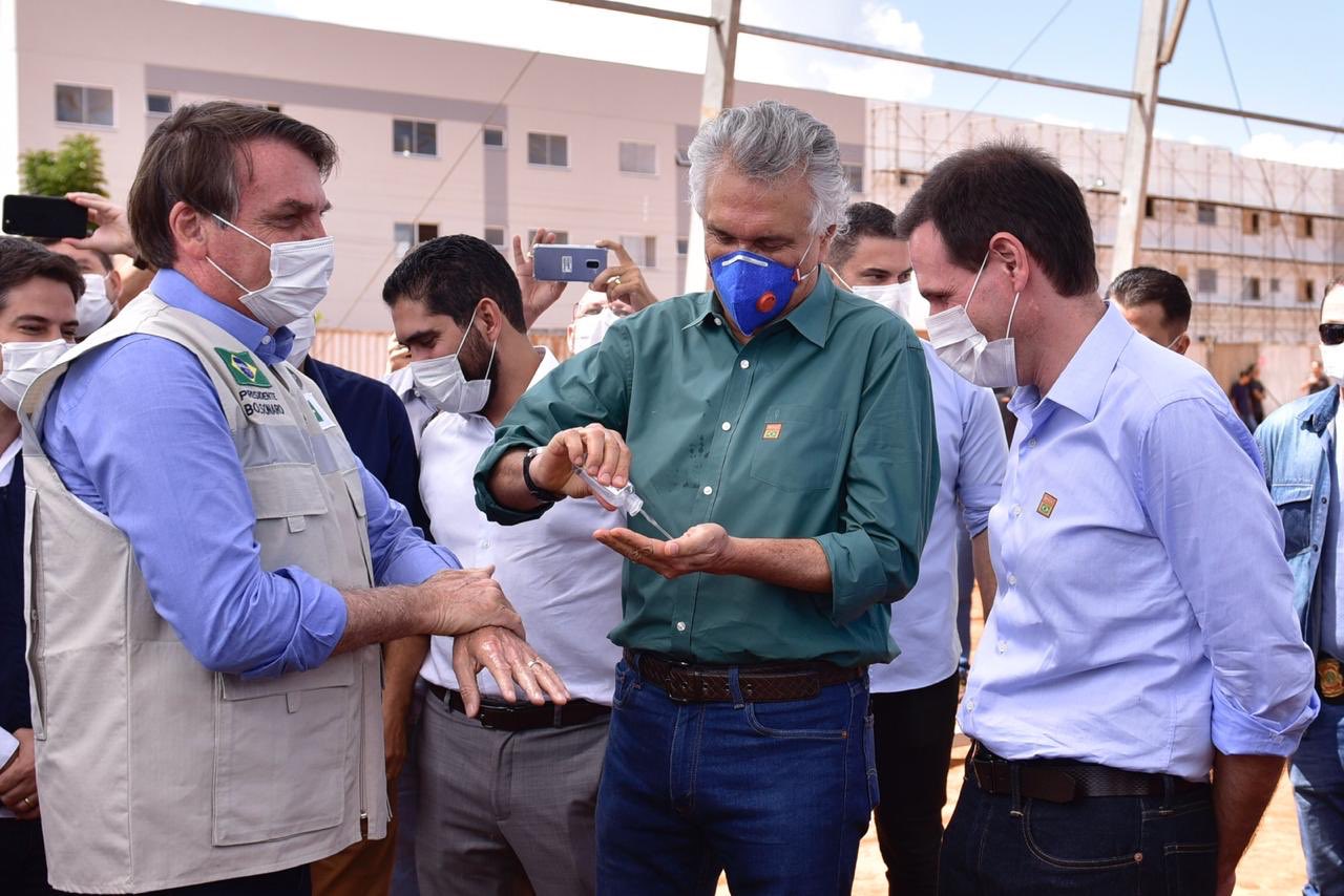 Governador Ronaldo Caiado (DEM-GO) fornece alcool gel para o presidente Jair Bolsonaro. [fotografo] divulgação/Twitter Ronaldo Caiado [/fotografo}