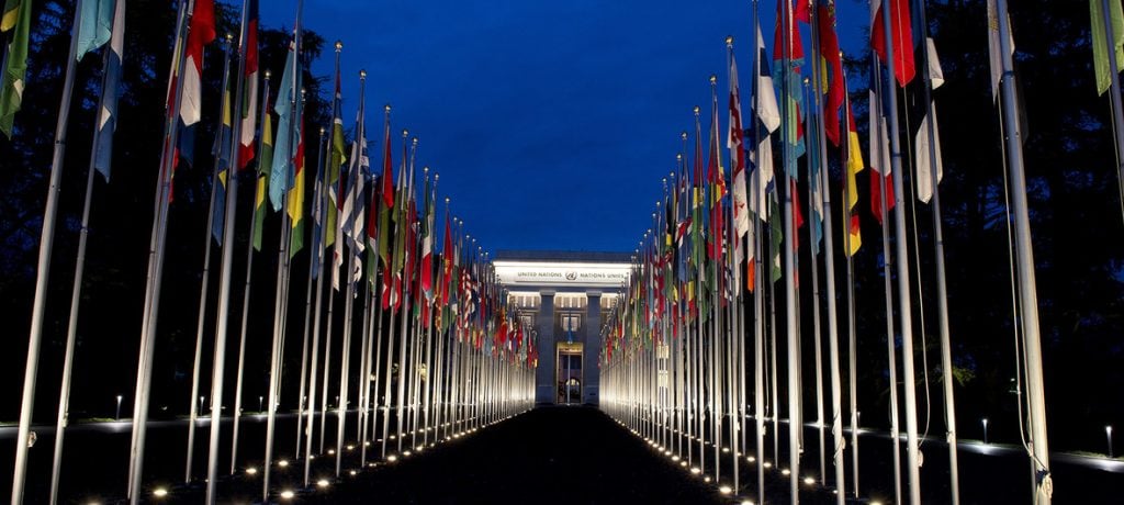 Vista de bandeiras na sede da ONU em Genebra, na Suíça. [fotografo] Jean-Marc Ferre/ONU [/fotografo]