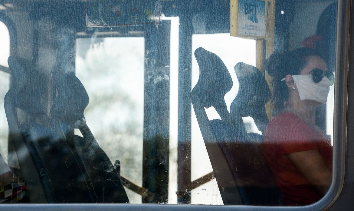 Pessoa usando máscara dentro de um ônibus, no Rio de Janeiro, como medida de precaução contra a covid-19 [fotografo] Fernando Frazão/ Agência Brasil [/fotografo]