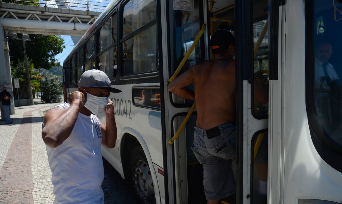 Passageiro utiliza máscara contra o coronavírus em um ponto de ônibus, no Rio de Janeiro. Foto: Fernando Frazão/ Agência Brasil