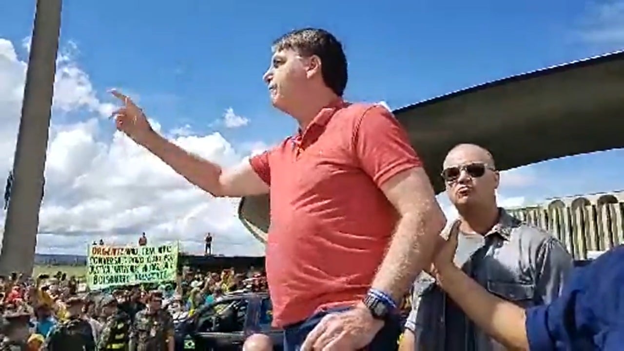 Bolsonaro discursa em ato em que manifestantes pediam fechamento do Congresso e do STF. [fotografo] Reprodução/Facebook [/fotografo]