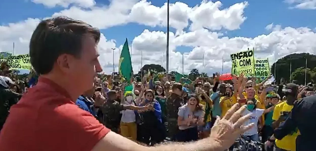 Bolsonaro discursa em ato em que manifestantes pediam fechamento do Congresso e do STF. [fotografo] Reprodução/Twitter [/fotografo]