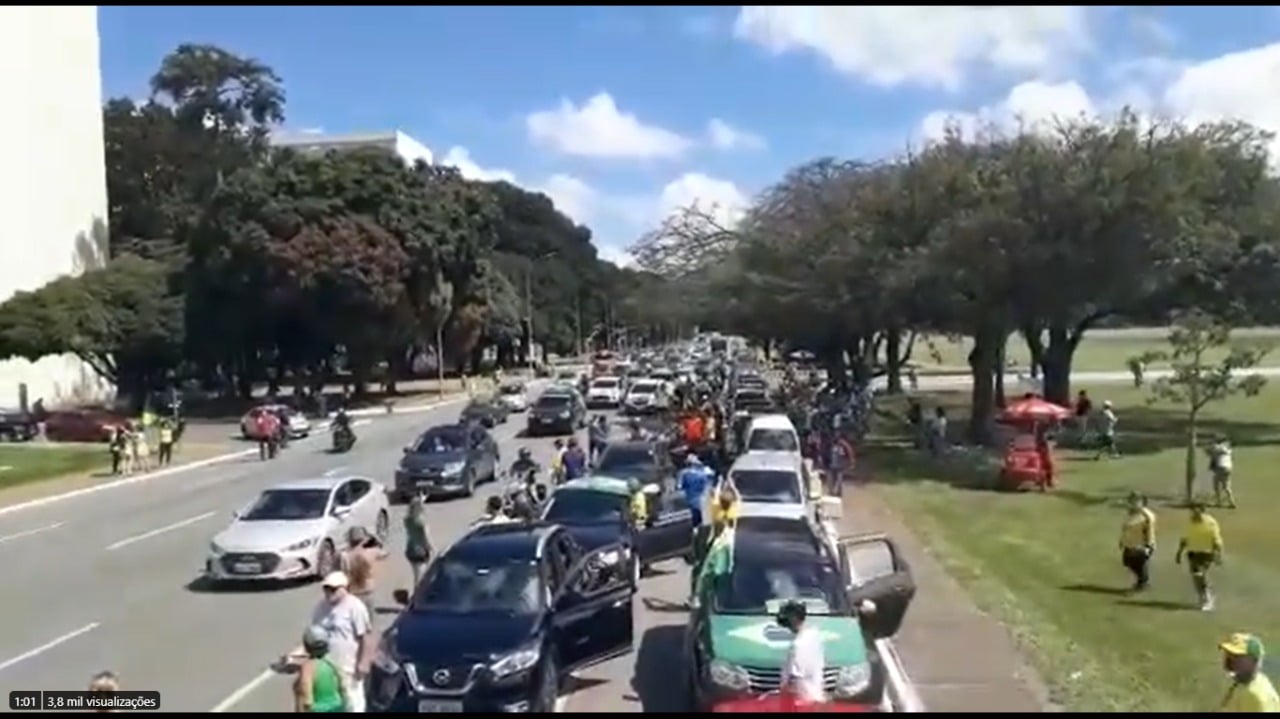 Carreata de bolsonaristas em Brasília, no domingo (26) [fotografo] Reprodução/Twitter [/fotografo]