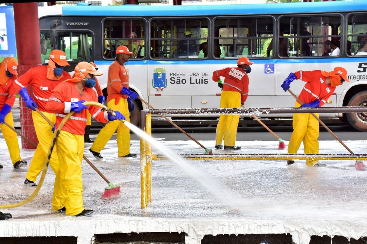 Funcionários da prefeitura de São Luís limpam terminal de ônibus em ação contra conronavírus [fotografo] Agência São Luís [/fotografo]