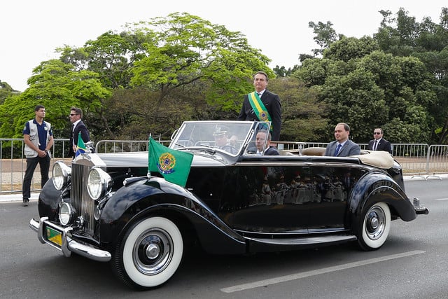 Carlos circulou no banco de trás do carro oficial da Presidência no desfile de 7 de Setembro, junto com o pai[fotografo]Isac Nóbrega/PR[/fotografo]