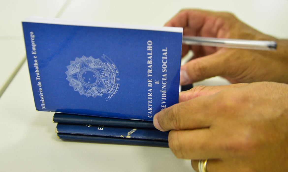 Carteira de trabalho. Foto: Marcello Casal Jr./ Agência Brasil.