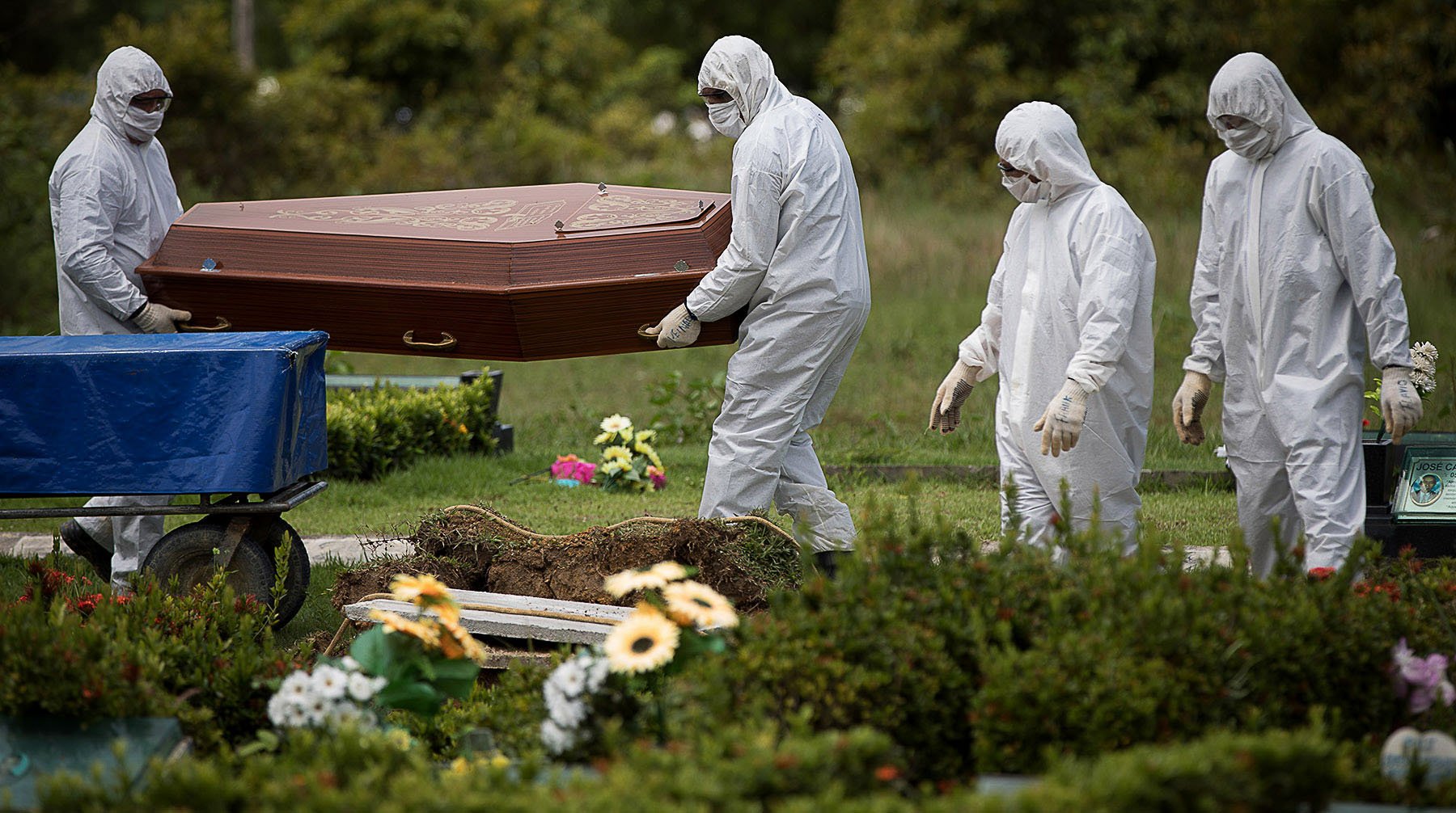 Enterro de vítima de covid-19 em Manaus. A soma do discurso negacionista com a falta de ação do governo levou o país a ter quase 700 mil mortes por covid. Foto: Amazônia Real/Fotos Públicas