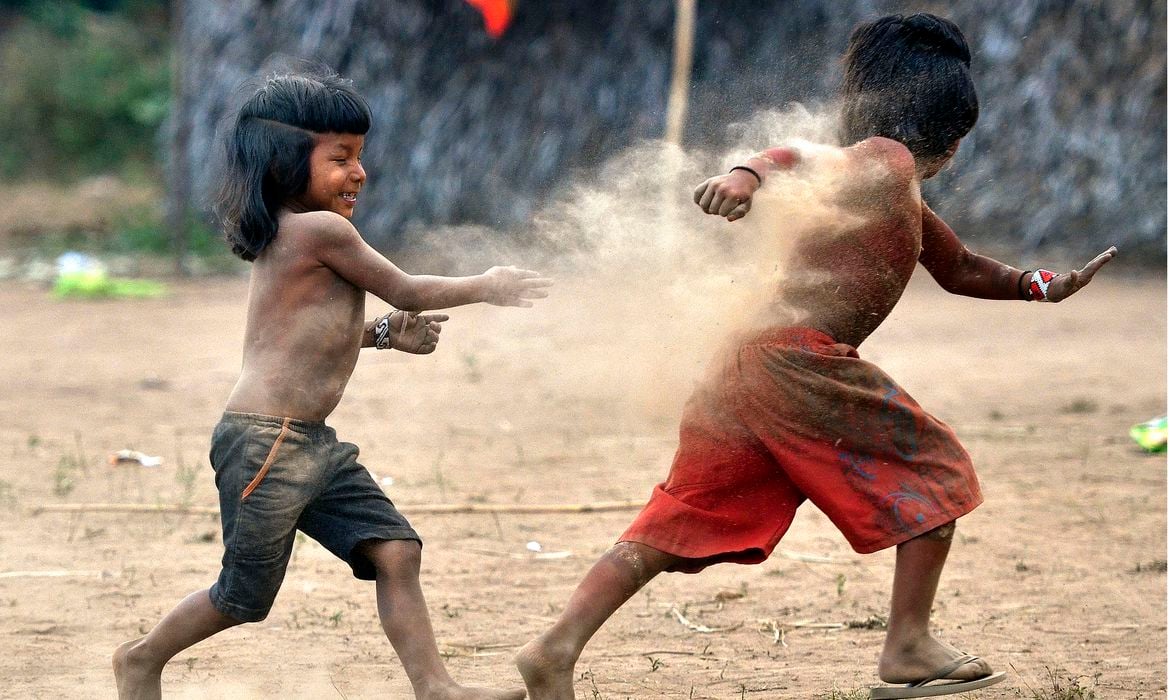 Crianças indígenas brincando [fotografo] Marcelo Casal Jr / Agência Brasil [/fotografo]