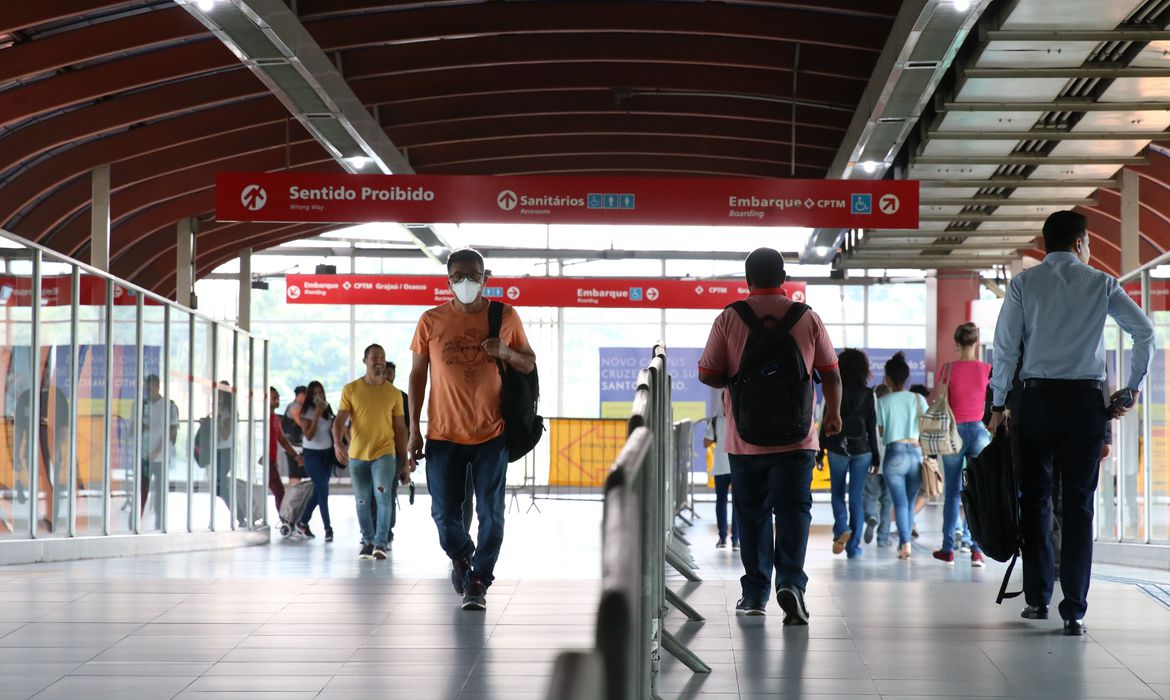 Passageiros na estação Pinheiros, em São Paulo. Foto: Rovena Rosa/ Agência Brasil