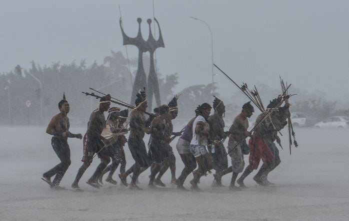 Indígenas dançando na chuva na Praça dos Três Poderes - Imagem meramente ilustrativa [fotografo] Foto: Valter Campanato/Agência Brasil [/fotografo]