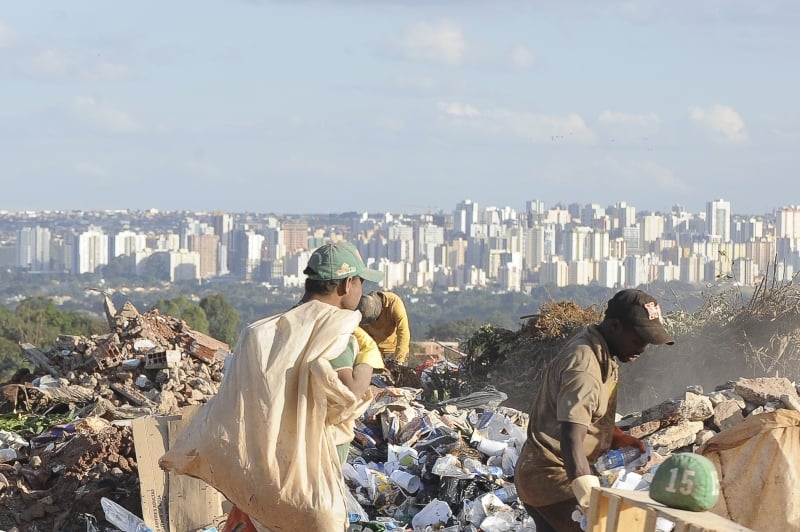 Milhares de brasileiros ainda dependem dos chamados lixões para sobreviver[fotografo]Wilson Dias/ABr[/fotografo]