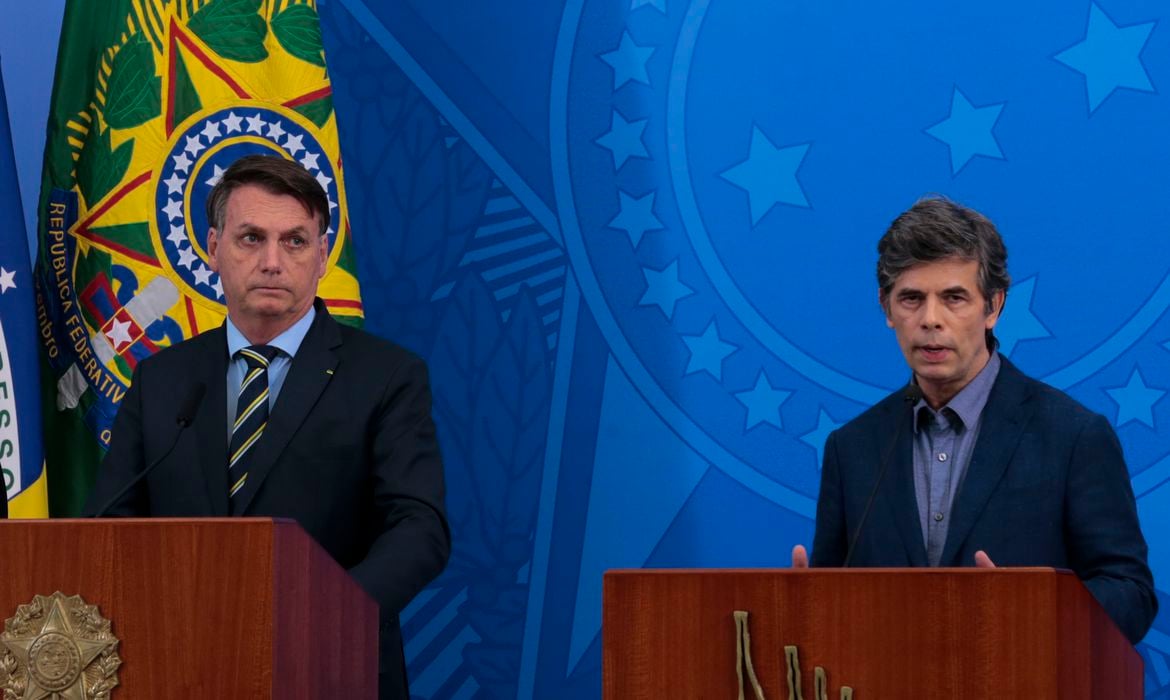 O presidente Jair Bolsonaro e o novo ministro da Saúde, Nelson Teich, durante pronunciamento no Palácio do Planalto. [fotografo] Marcello Casal Jr/Agência Brasil [/fotografo] 