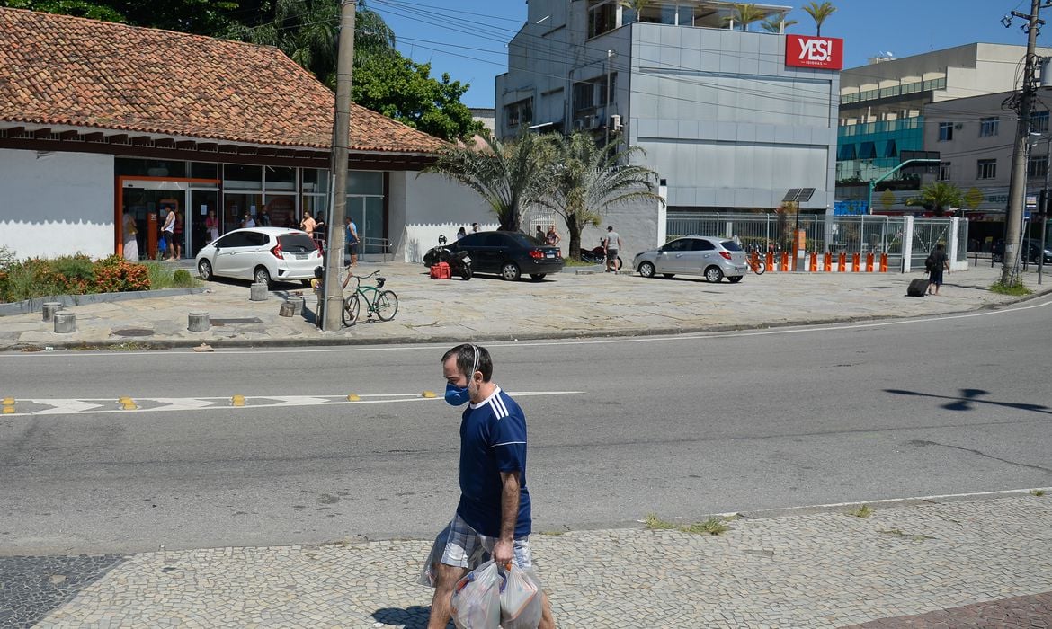 Parte do comércio funciona durante o período de isolamento social, no Rio de Janeiro.
[fotografo] Fernando Frazão/ Agência Brasil [/fotografo]