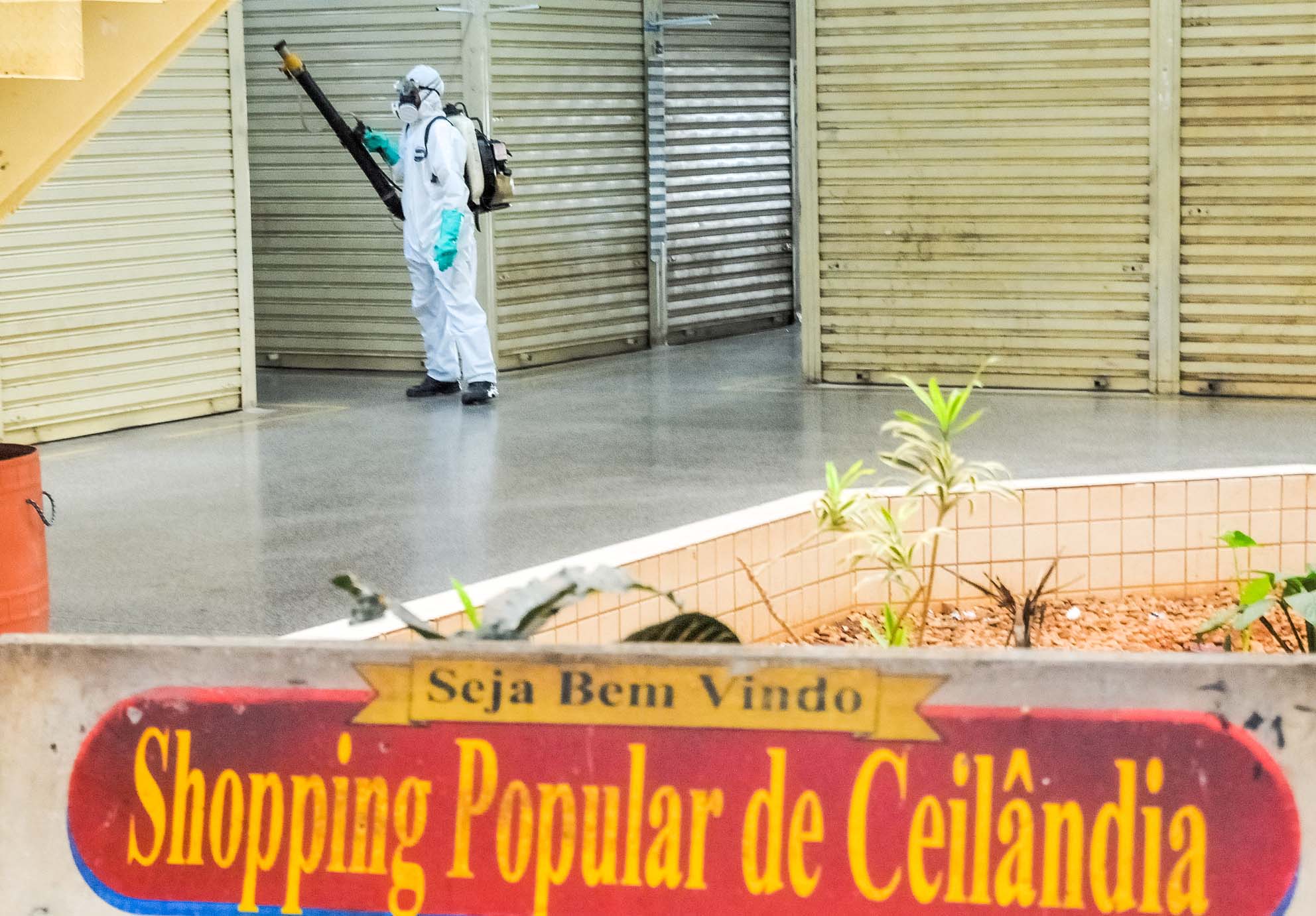 Com portas fechadas, centro comercial no Distrito Federal passa por higienização[fotografo]Lúcio Bernardo Jr/Agência Brasília[/fotografo]