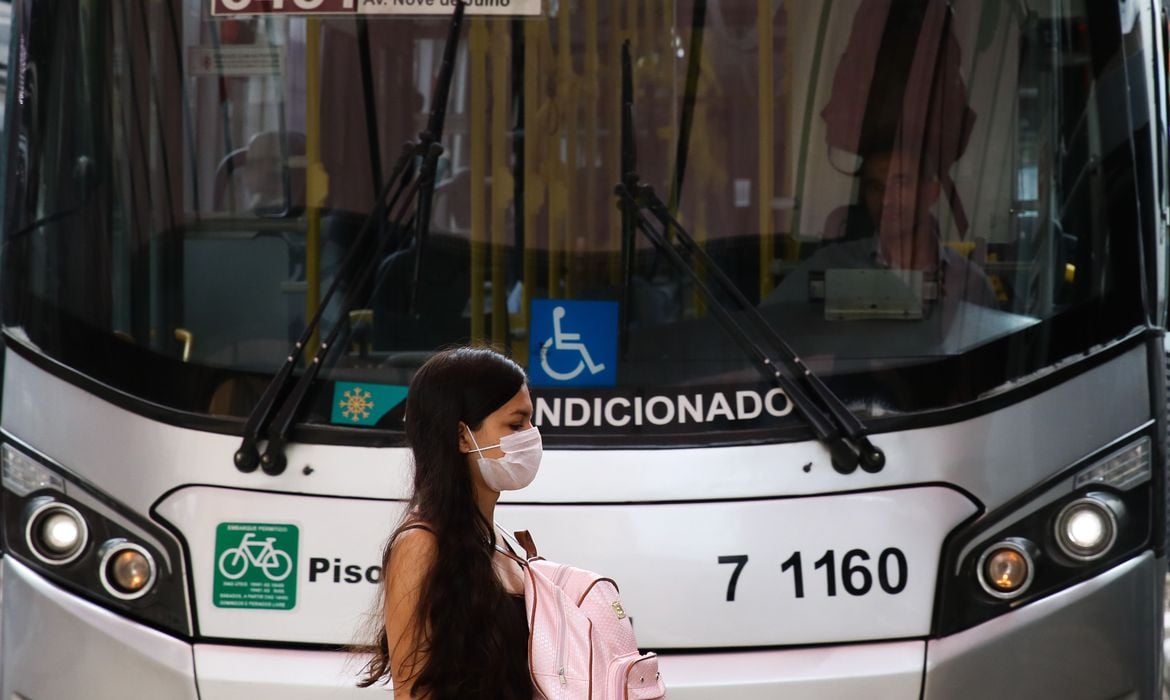 Passageira de ônibus, em São Paulo, utiliza máscara de proteção contra o coronavírus. Foto: Rovena Rosa/ Agência Brasil