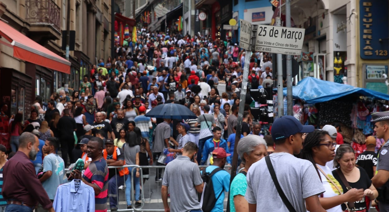 Rua 25 de Março, em São Paulo, um dos lugares de maior movimentação comercial do país[fotografo]Rovena Rosa/ABr[/fotografo]