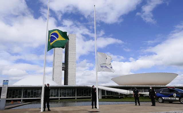 A Bandeira Nacional, em frente ao Palácio do Congresso Nacional hasteada a meio-mastro [fotografo] Roque Sá/Agência Senado [/fotografo]