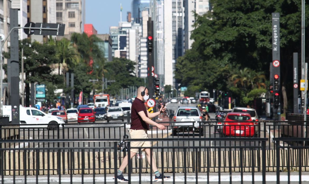 Pedestre usa máscara de proteção contra covid-19 na avenida Paulista, em São Paulo
[fotografo] Rovena Rosa/ Agência Brasil [/fotografo]