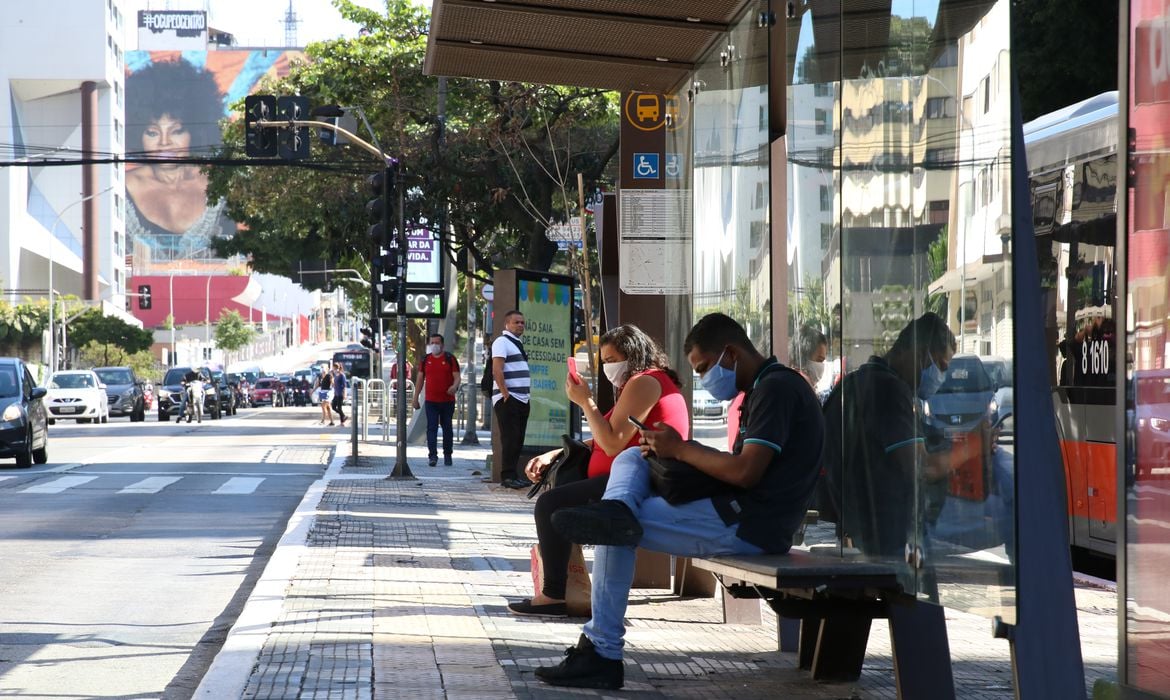 Passageiros usam máscara como forma de proteção contra o coronavírus em ponto de ônibus, em São Paulo
[fotografo] Rovena Rosa/ Agência Brasil [/fotografo]