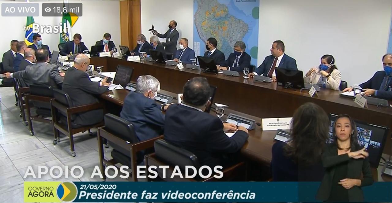 O presidente Jair Bolsonaro se reúne com o presidente da Câmara, Rodrigo Maia, do Senado, Davi Alcolumbre, e com governadores. [fotografo] Reprodução / TV Brasil [/fotografo]. 