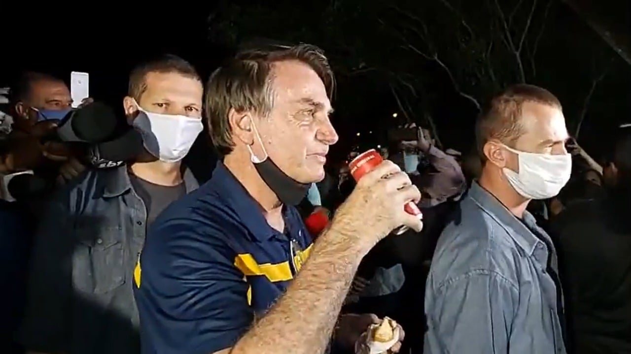 Presidente Jair Bolsonaro em barraca de cachorro-quente, em Brasília [fotografo] reprodução/facebook [/fotografo]