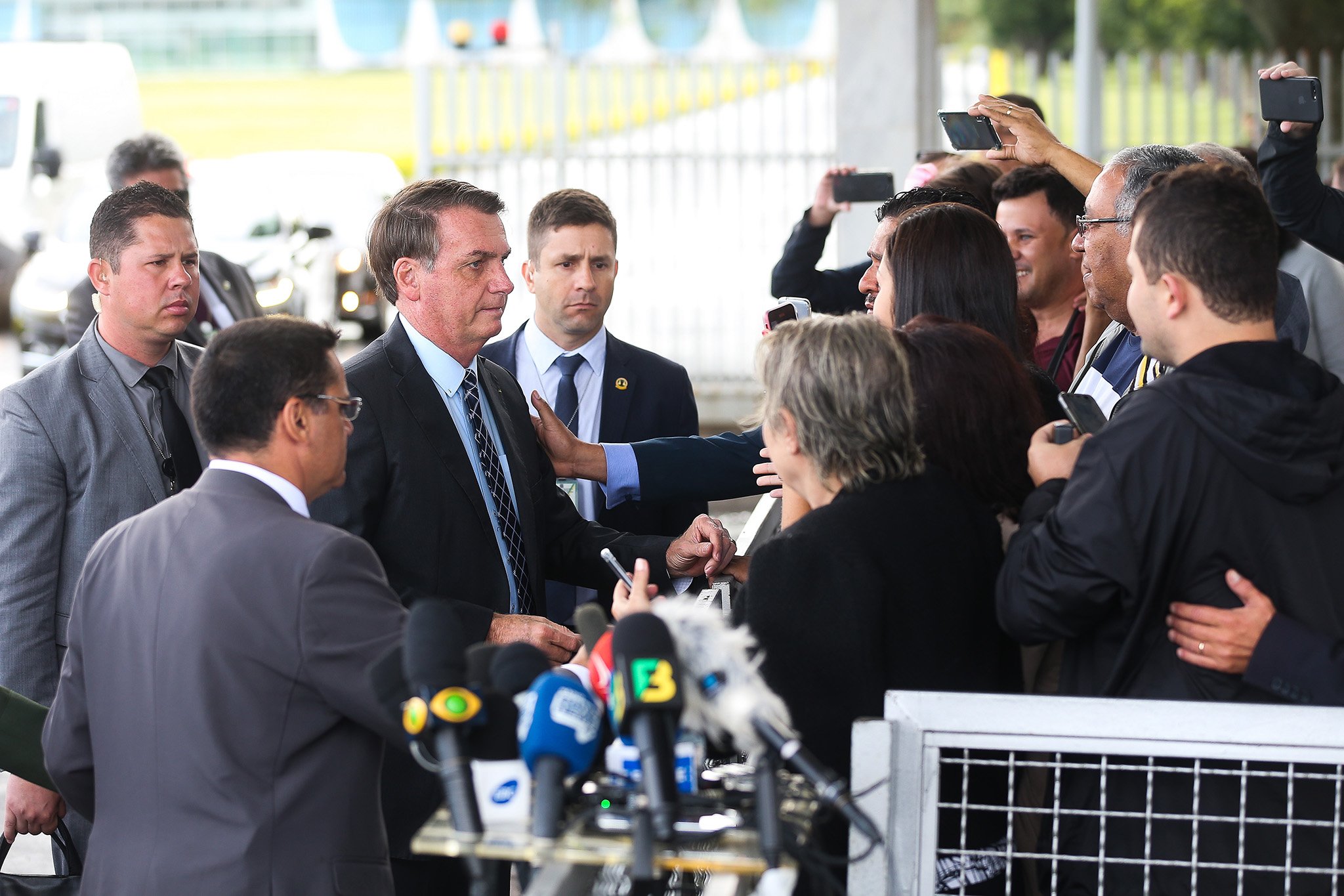 Presidente Jair Bolsonaro em frente ao Palácio da Alvorada, próximo ao 