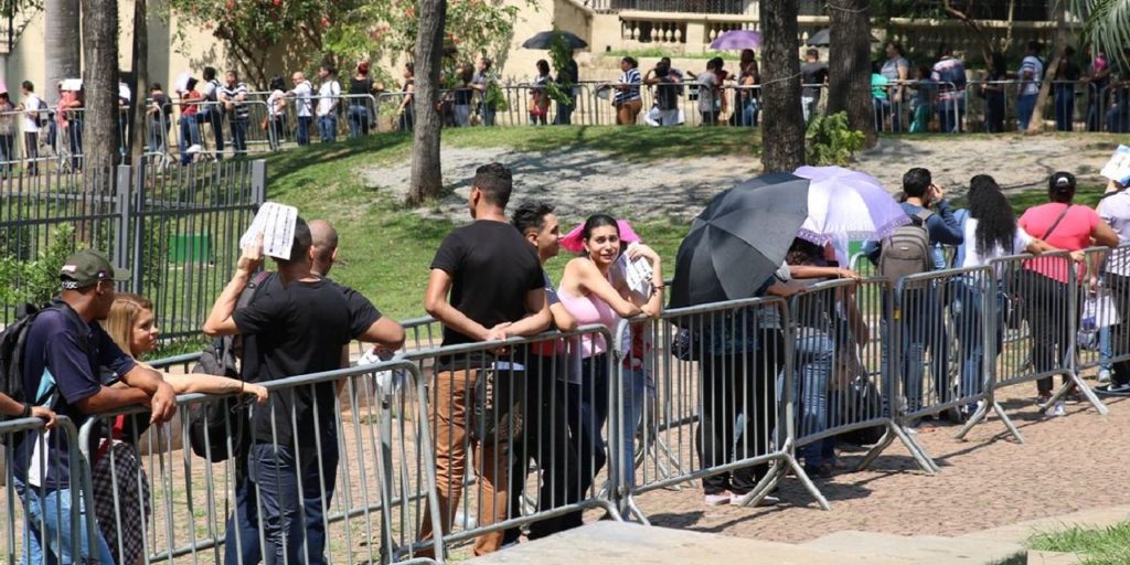 Fila de trabalhadores em busca de emprego[fotografo]EBC[/fotografo]