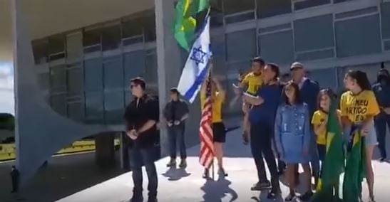 Manifestação de domingo 4/05, no Palácio do Planalto. [fotografo]Imagem Reprodução/Facebook [/fotografo] 