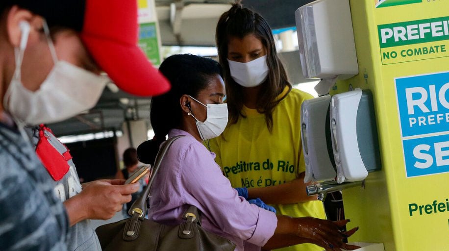 Passageiros usam máscara e álcool gel em terminal rodoviário urbano no Rio. [fotografo]PMRJ[/fotografo]