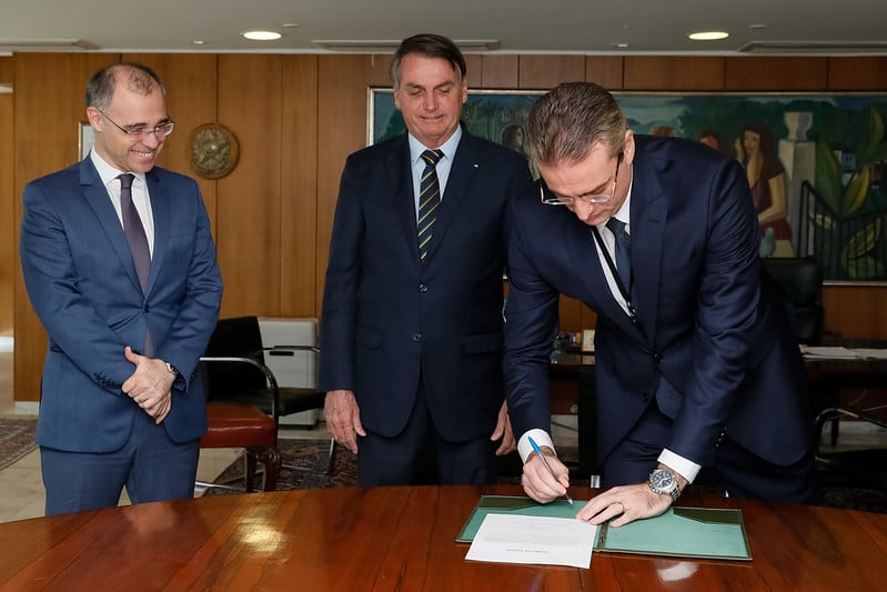 Rolando Alexandre de Souza assina termo de posse ao lado de Bolsonaro e André Mendonça[fotografo]Isac Nóbrega/PR[/fotografo]