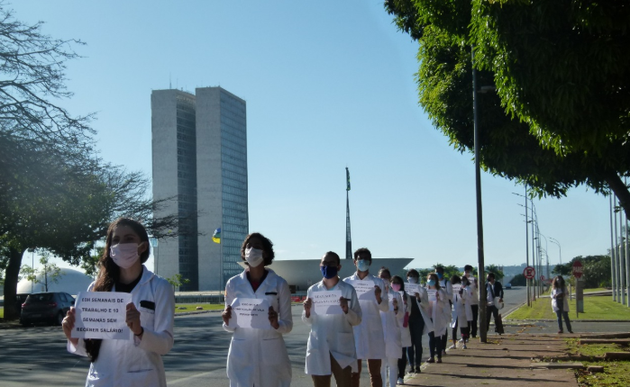 Primeiro ato dos residentes da área da saúde foi realizado no dia 11 de maio, na frente do Ministério da Saúde, em Brasília. [fotografo]Divulgação[/fotografo]