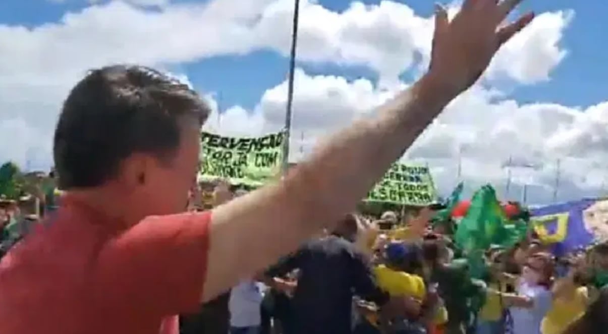 Bolsonaro em ato pró-intervenção militar e contra o Congresso e o STF em 19 de abril em frente ao QG do Exército[fotografo]Reprodução/Facebook[/fotografo]