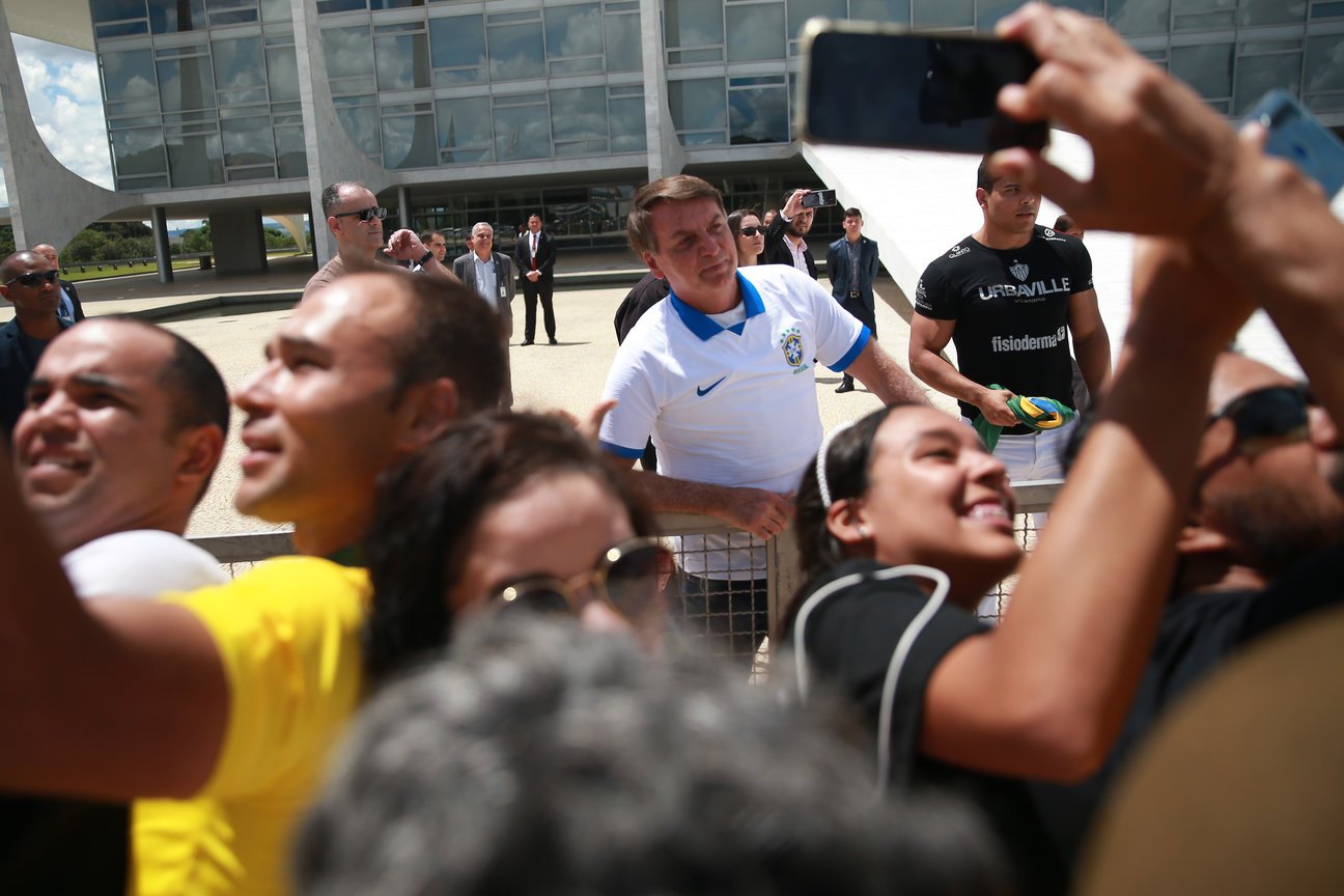 Jair Bolsonaro cumprimenta apoiadores em manifestação em Brasília.  [fotografo] José Cruz/Agência Brasil [/fotografo]
