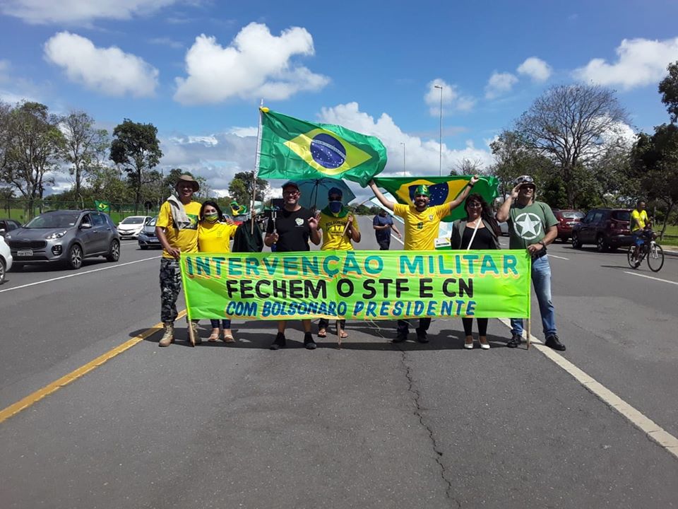 Daniel Miguel, de camiseta preta, pede intervenção militar [fotografo] Divulgação/Facebook [/fotografo]